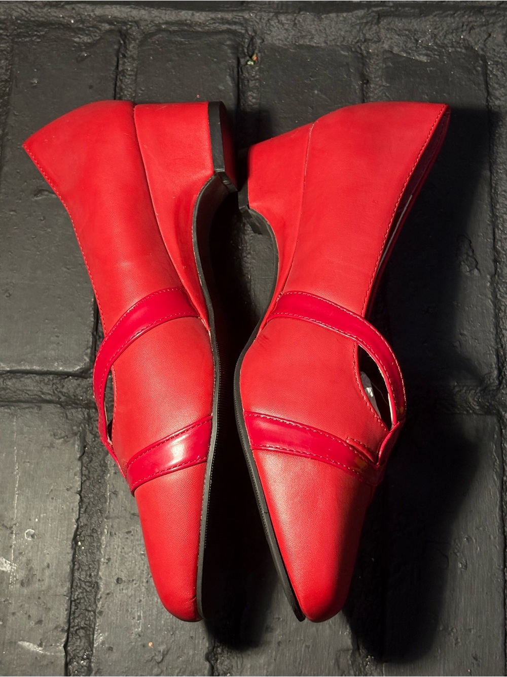 Comfort-well by Beacon Red Low Wedge Pumps Pointed Toe Strappy Heels 8.5W - Picture 2 of 5